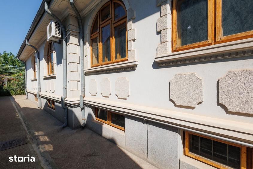Casă cu 5 camere cu Teren 1000 Mp în Piața Centrală
