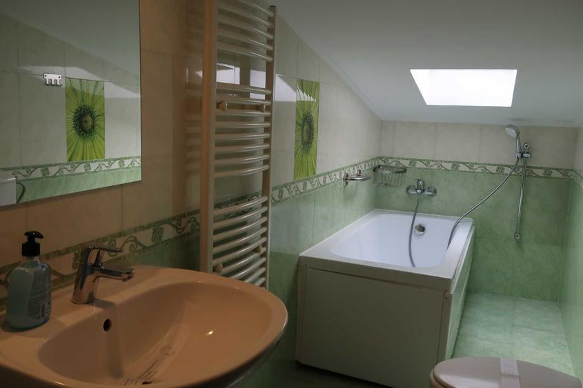 Apartament cu 3 camere semidecomandat în Trocadero