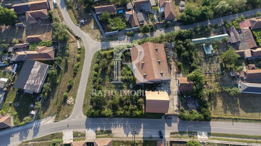 Casă individuală cu 11 camere cu Canalizare în Ineu