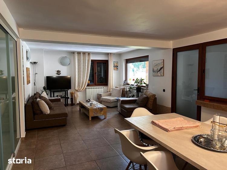Casă cu 5 camere cu Teren 3800 Mp în Plopu