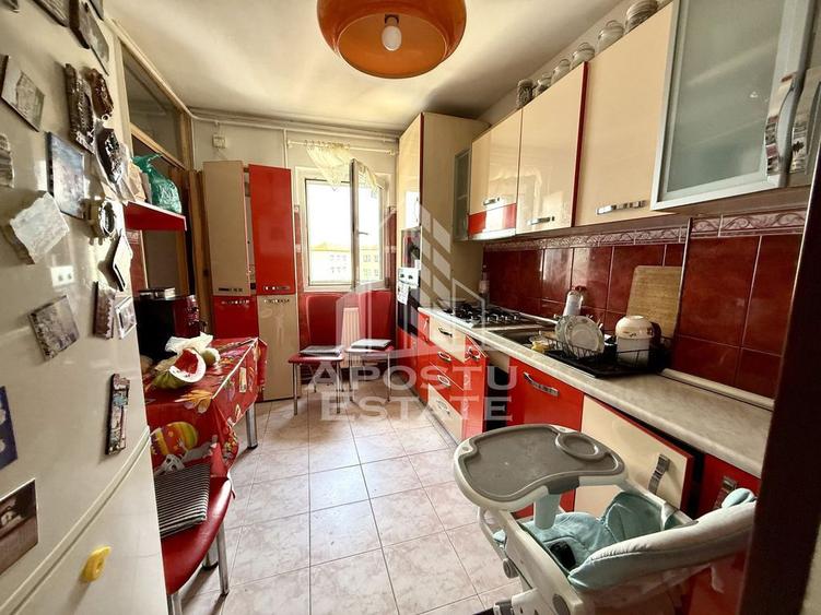 Apartament cu 3 camere semidecomandat, mobilat în Dâmbovița