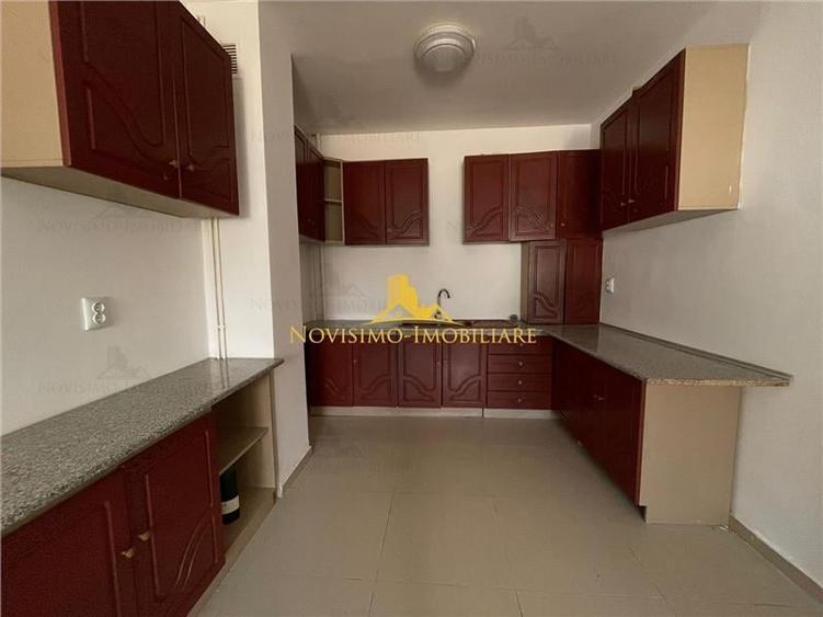Casă individuală cu 7 camere cu Teren 300 Mp în Central