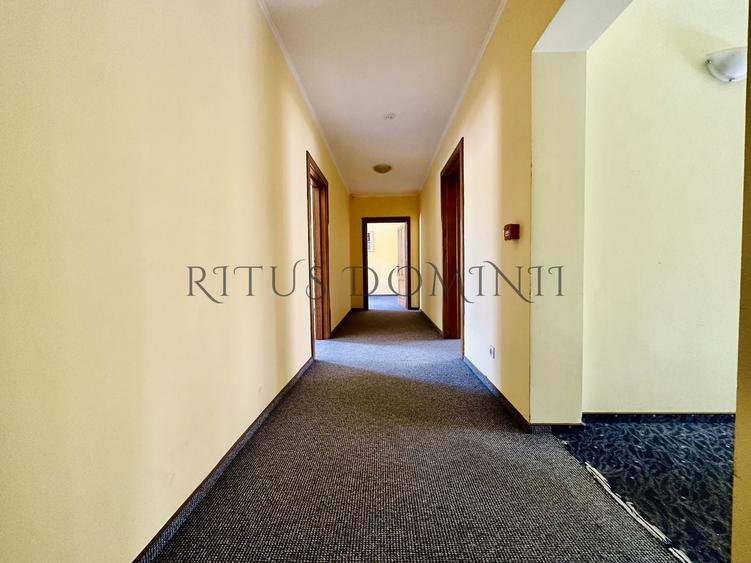 Casă individuală cu 13 camere cu Canalizare în Ultracentral