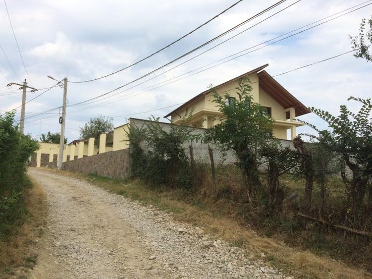 Casă cu 7 camere cu Teren 1300 Mp în Pucioasa-Sat