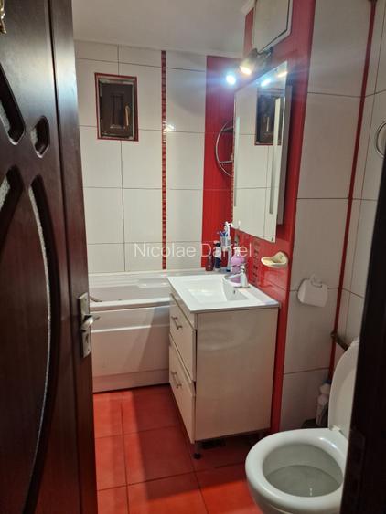 Vand apartament 3 camere, in zona Rovine