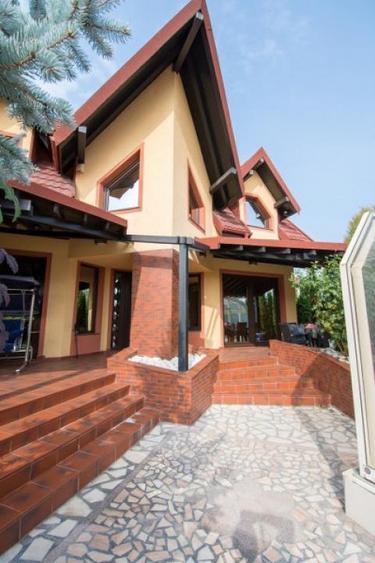 Casă individuală cu 4 camere cu Piscina în Bucov