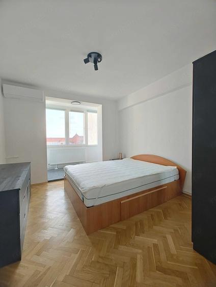 Apartament cu 4 camere semidecomandat în Ultracentral