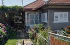 Casa de vanzare- curtea detine doua case