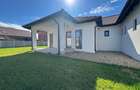 Jumatate de duplex pe parter, 3 dormitoare, curte uriasa de 383 mp, strada asfal