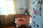 Vand apartament 3 camere decomandat. Etaj 3 din 4. Zona luminoasa ?i diminea?a ?i seara. De vazut!
