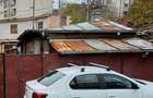 vinzare casa,str.Nucului 38,metrou Mihai Bravu(necesita repara?ii)rog tel.09,00-14,00 - 4