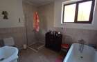 Casă cu 3 camere cu Teren 1800 Mp în Central - 6