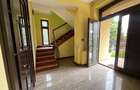 Casă cu 10 camere cu Canalizare în Sisești - 2