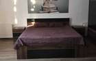 inchiriez apartament cu o camera cu curte comuna