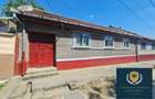 Casă cu 5 camere, baie, bucătărie, curte și 520mp teren - 1