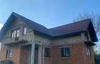 Vand casa cu mansarda la ro?u.