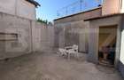 Casa cu 2 camere si mansarda ,plus bucatarie de vara .