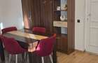 inchiriez apartament cu o camera cu curte comuna