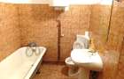 O casa cu doua apartamente in zona centrala - 14