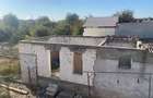 Vand constructie la rosu . 750 mp teren intravilan