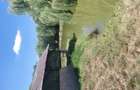 Vand teren plus lac plus 2 cabane si foisor