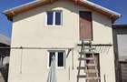 Vand casa cu 4 camere;2 bucatarii; 2 bai ?i 2 livinguri - 4
