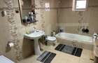 Casa spa?ioasa intr-o zona lini?tita curte amenaj - 16
