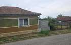 Vand casa loc SUMUGIU, sc 200 mp , parte casa noua la rosu , teren 2670 mp, la sosea, front mare