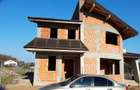 Casa la rosu,ideala pentru 2 familii