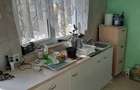 vand casa cu 3 camere , baie , bucatarie , suprafata totala 38 arii , intravilan - 4