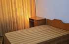 Inchiriez camere intr-un apartament de 4 camere decomandat ! Super pret !