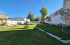 Casă cu două apartamente independente si teren generos.