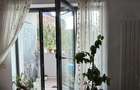 Vand apartament cu 3 camere, situat la parterul unui imobil construit in anul 2014, zona Damaroaia