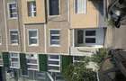 Inchiriez apartament cu trei camere in ?tei