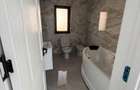 Casă pe un nivel, 3 dormitoare, placă de beton, teren 430 mp – Valea Lupului
