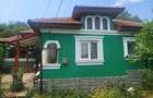 Casa de vanzare, 3 camere, curte mare - 1