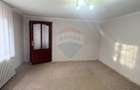 Oportunitate: Casa 3 camere si curte in zona centrala - 1