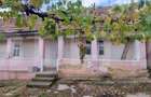 Casa cu doua corpuri,curte si gradina