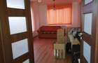 Inchiriez casa cu 3 dormitoare, doua bai, living generos, mobilata si utilata complet. Terasa cu beci dedesubt, teren 800 mp - 1