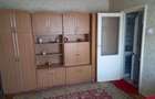 Vand apartament 2 camere din caramida zona centrala langa posta nr 1 et 4 avand usa metalica geamuri termopan boiler si un convector.