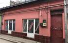 Casa cu spatii comerciale de vanzare - direct de la proprietar in zona centrala