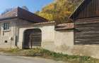 Casa cu curte, gradina ?i 3 terenuri de fanea?a