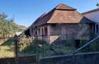 Casa cu doua corpuri,curte si gradina - 13