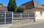 Casa singur in curte