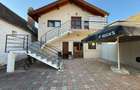 Spațiu comercial+locuință la mansardă,3 dormitoare, living,5 băi, teren 715 mp - 1