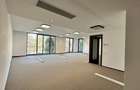 Apartament cu 5 camere decomandat în Capitale - 9