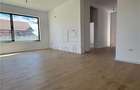 Jumatate de duplex pe parter, 3 dormitoare, curte uriasa de 383 mp, strada asfal
