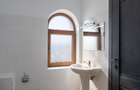 Otopeni central - Calea Bucurestilor (DN1) vila P+2 cu 7 camere 6 bai, parcare