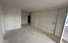 Apartament nou, cu 3 camere si balcon, etaj intermediar zona Vivo
