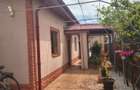 Casa cu curte, pivni?a ?i centrala pe gaz in zona urbana - 9